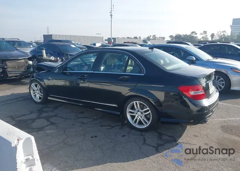 2013 Mercedes-Benz C 250 Sport z USA, uszkodzony, nr VIN WDDGF4HB7DR269453